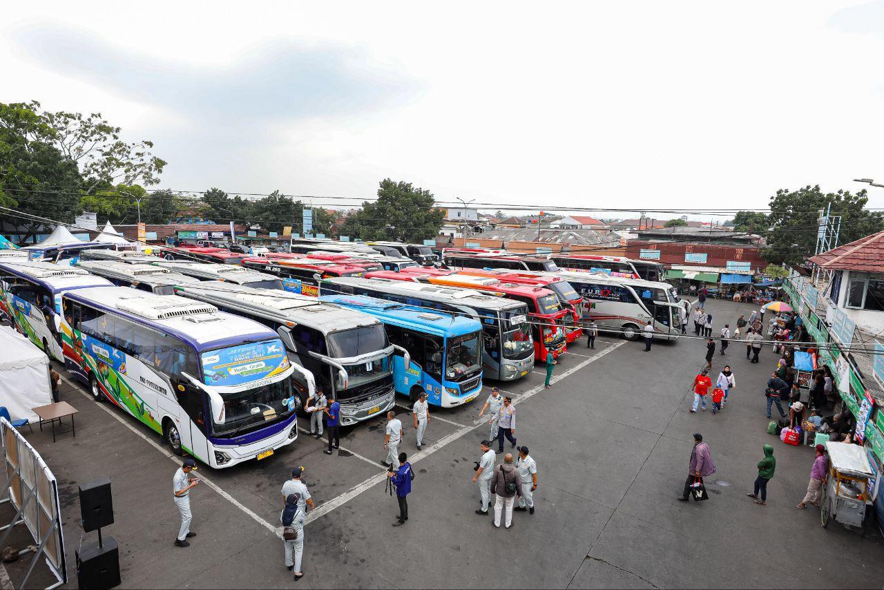 Suasana-arus-balik-di-Terminal-Cicaheum-Kota-Bandung-di-H3-Lebaran.jpg