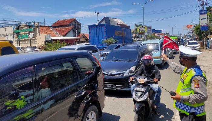 Suasana-arus-lalu-lintas-di-kawasan-pusat-oleh-oleh-di-Jalan-Pantura-Cirebon.jpg
