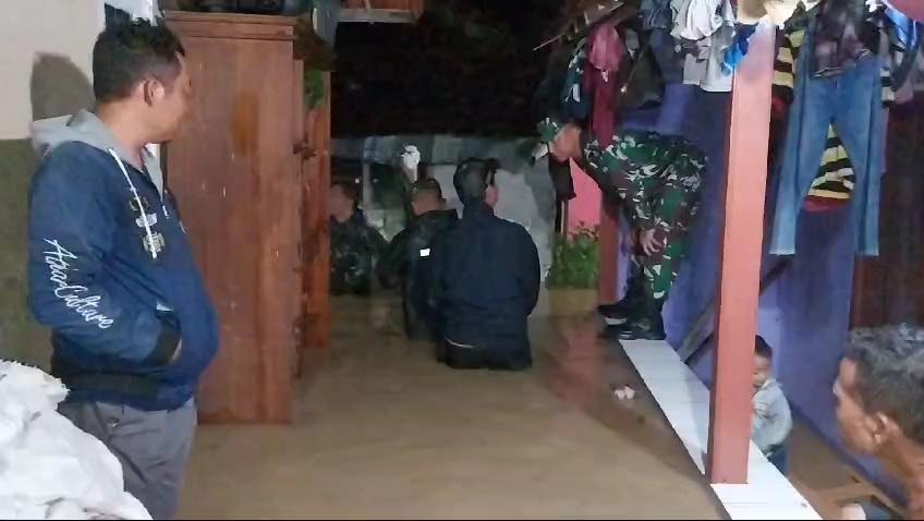 Emak-emak Digendong Prajurit TNI Ngungsi, Puluhan Rumah di 2 Kecamatan di Majalengka Terendam Banjir