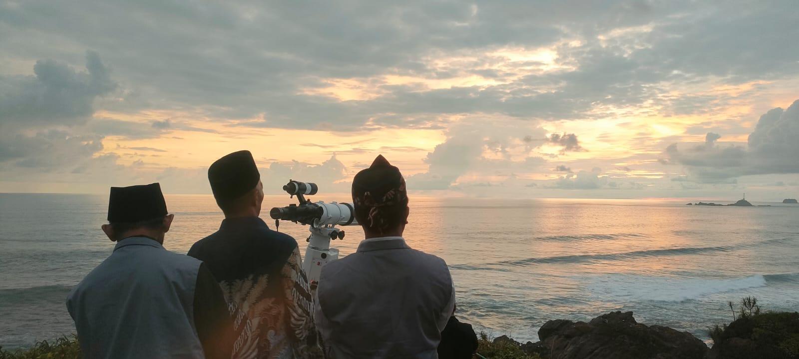 Suasana-detik-detik-terakhir-pengamatan-hilal-1111111.jpg
