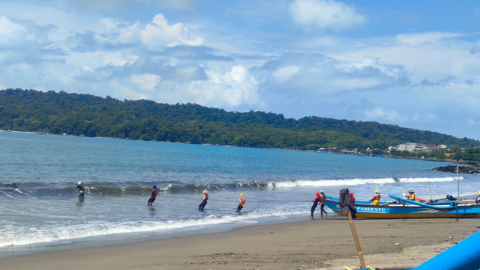 Suasana-di-Pantai-Timur-Pangandaran-pada-Senin-2532024-pagi.jpg