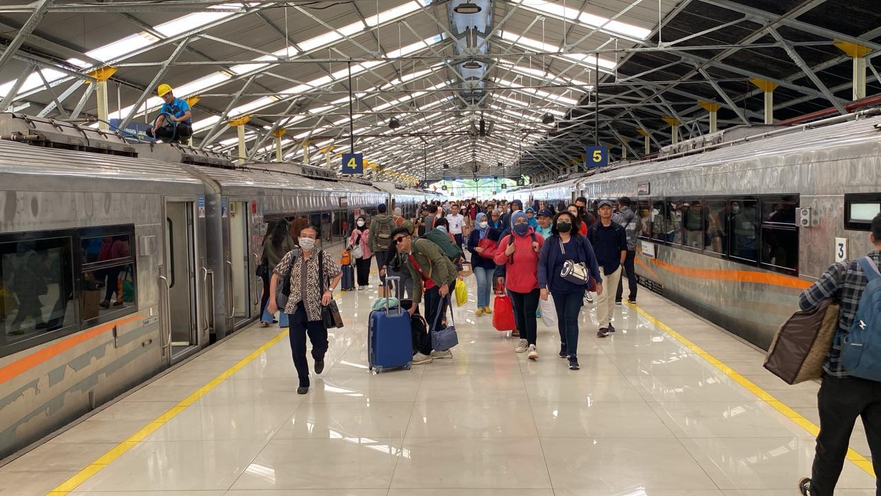 Suasana-di-Stasiun-Bandung-H-13-menjelang-Lebaran-Jumat-2932024.jpg