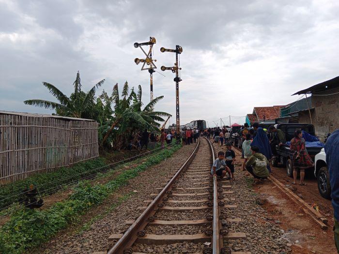 Suasana-di-area-lokasi-kejadian-tabrakan-kereta-di-Cicalengka-Jumat-512024.jpg