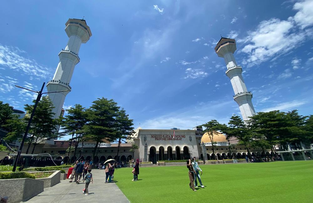 Suasana-di-depan-Masjid-Raya-Bandung-ya.jpg