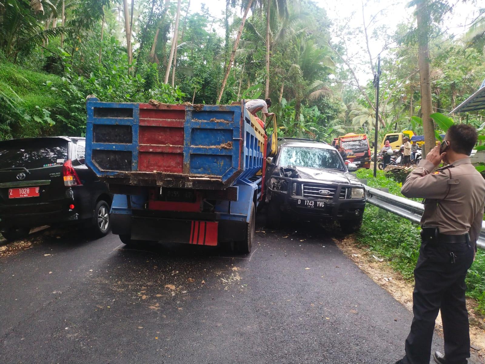 Suasana-di-lokasi-kejadian-tabrakan.jpg