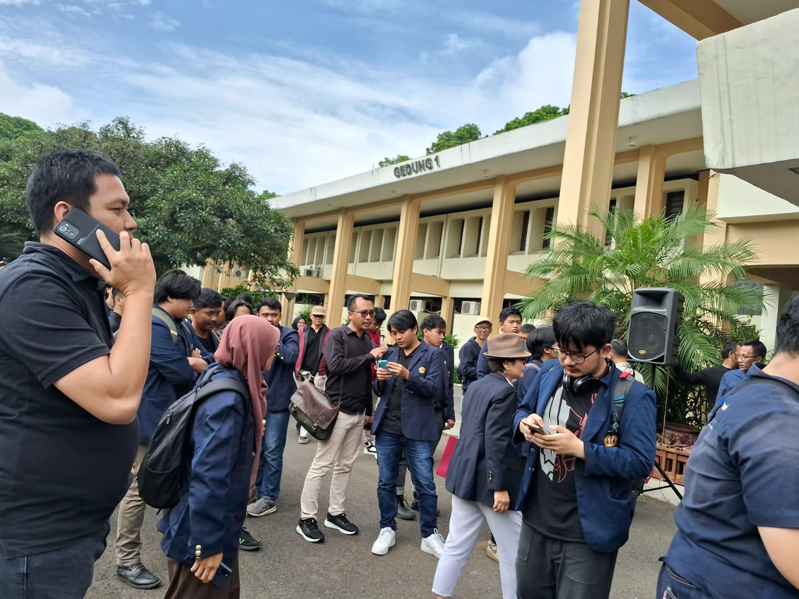 Suasana-di-pintu-utama-Kampus-Unpad-di-Jalan-Dipatiukur-Kota-Bandung-Sabtu-322024.jpg