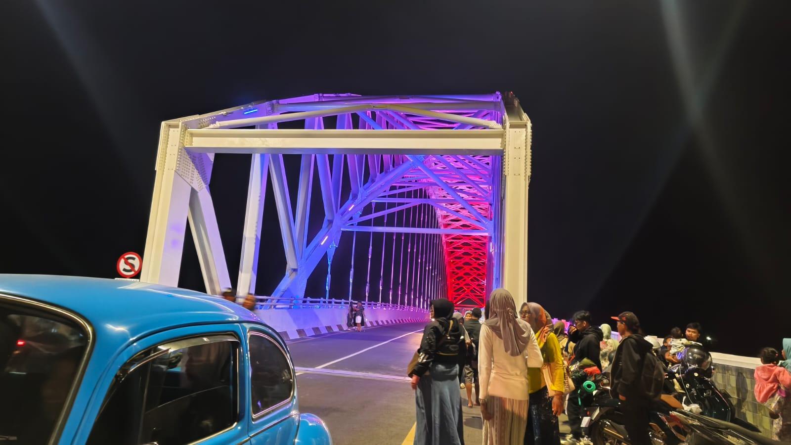 Pesona Lampu Hias Jembatan Jaya Perkasa Pangandaran Tarik Wisatawan Hingga Larut Malam Setiap Hari - Tribunjabar.id