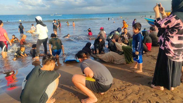 Suasana-di-sekitar-Pos-2-objek-wisata-Pantai-Barat-Pangandaran-Jawa-Barat-Minggu-272023.jpg