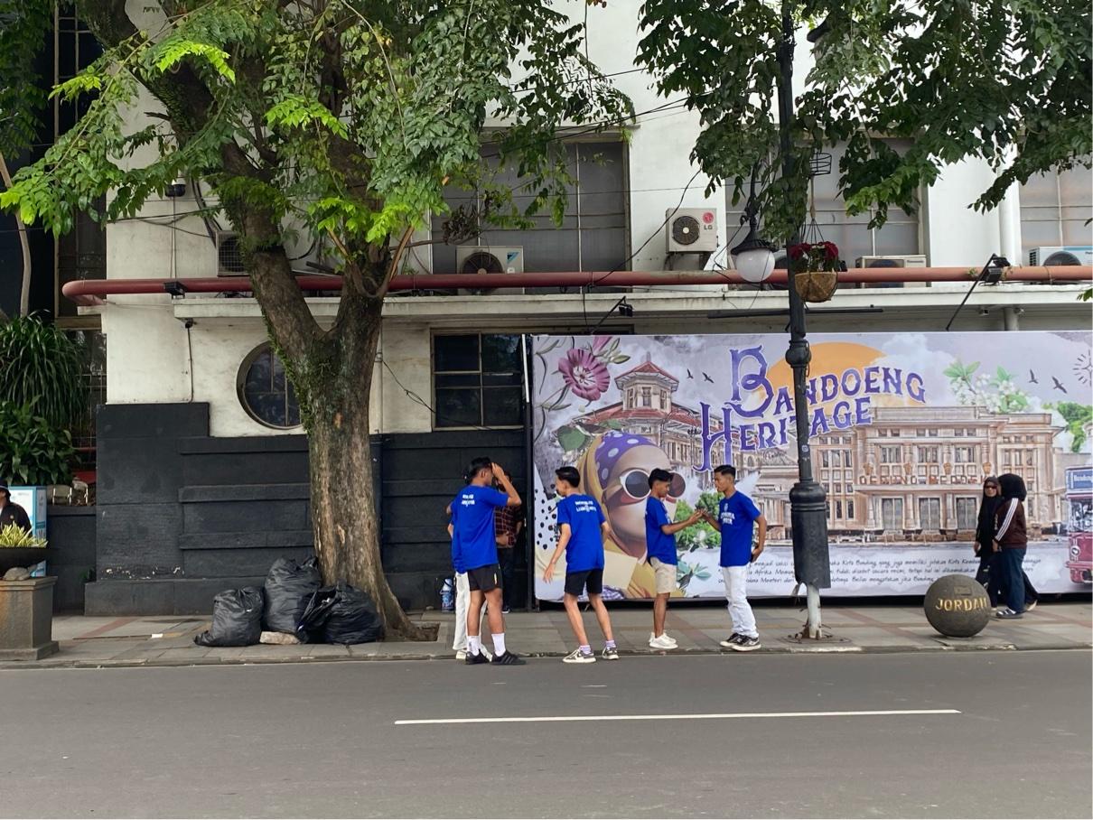 Suasana-kawasan-Asia-Afrika-Kota-Bandung-yang-ramai-oleh-Aremania.jpg
