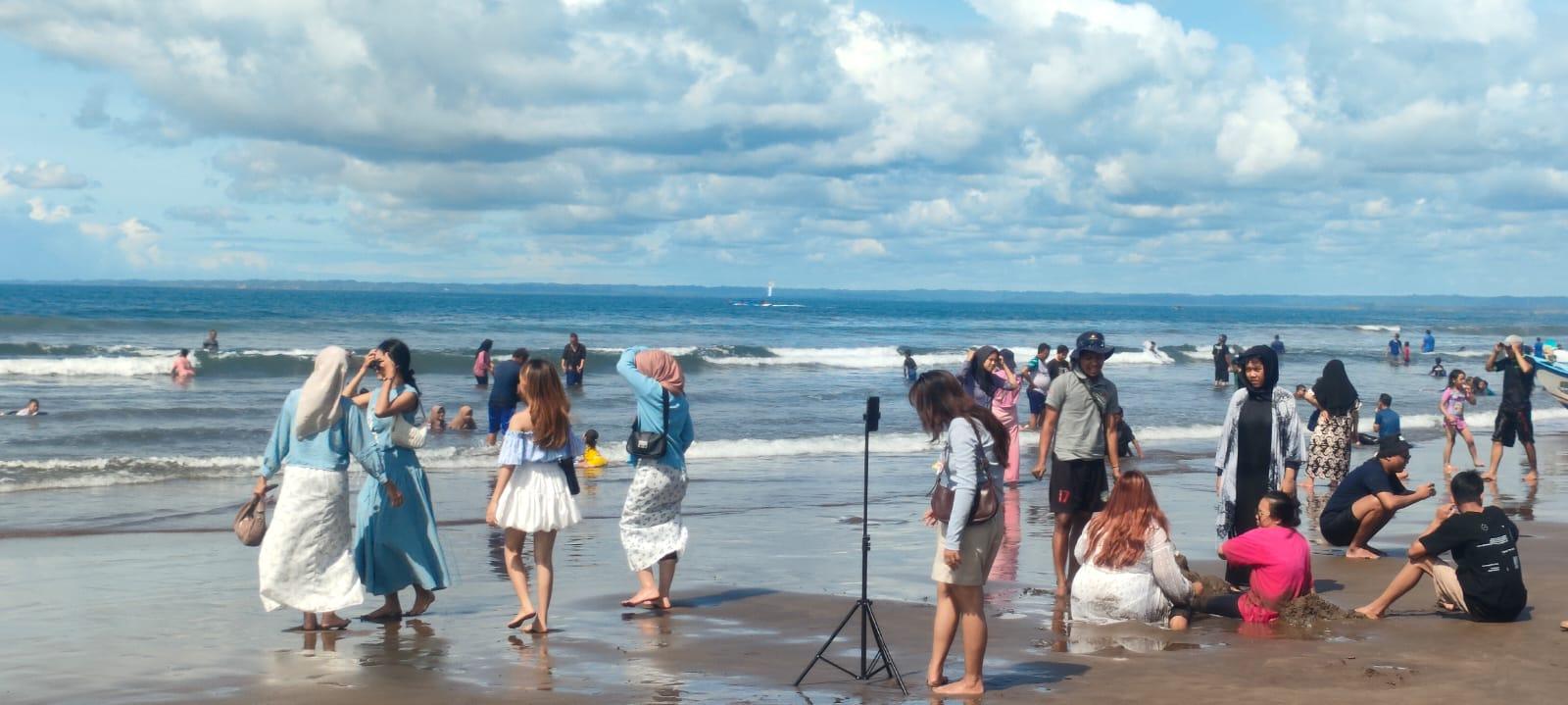 Suasana-keramaian-di-Pantai-Pangandaran-6.jpg