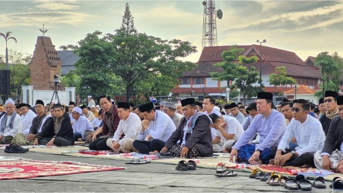 Suasana-khidmat-dan-penuh-kebersamaan-mewarnai-pelaksanaan-Salat-Idul-Adha.jpg