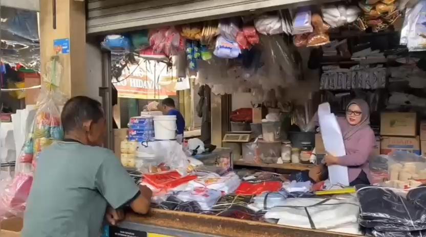 Suasana-lapak-milik-Nining-pemilik-kios-plastik-di-Kota-Bandung.jpg