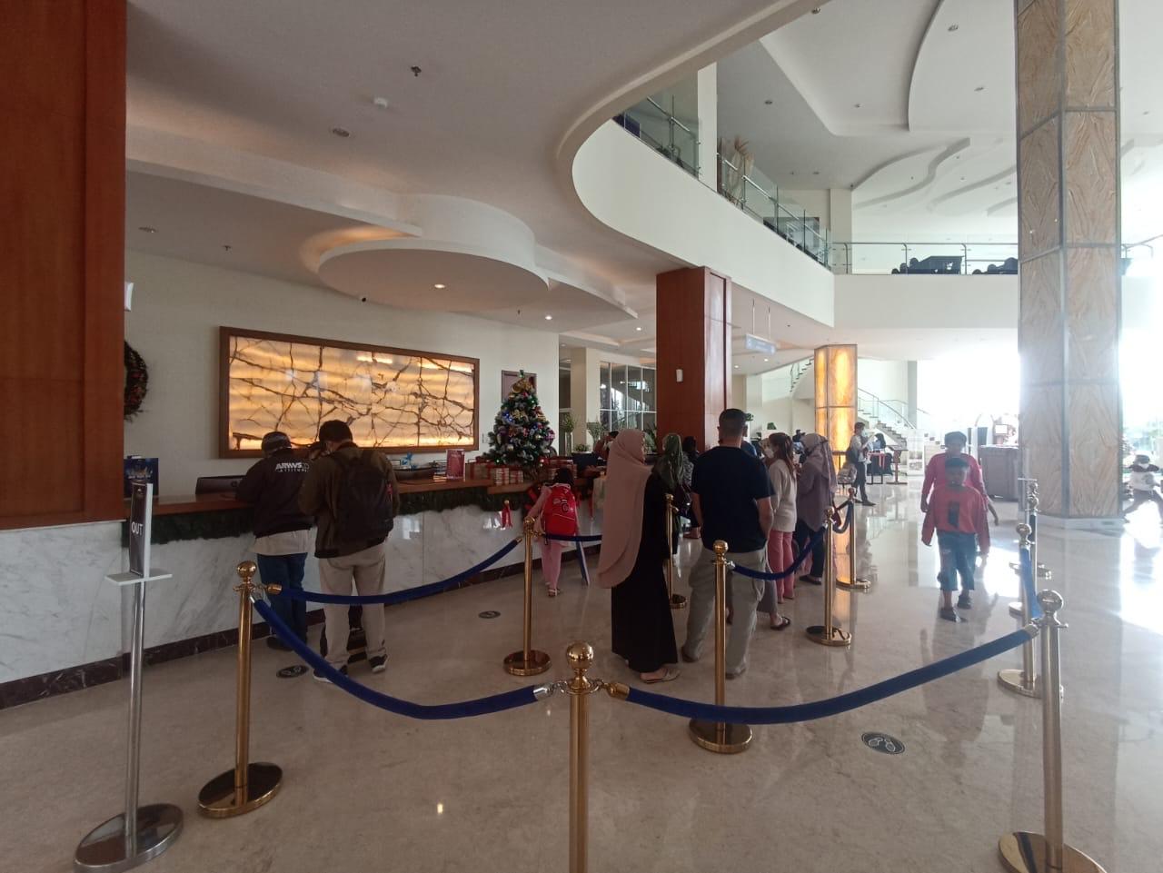 Suasana-lobi-hotel-di-kawasan-Cipanas-Puncak-di-Kabupaten-Cianjur-Minggu-25122022.jpg