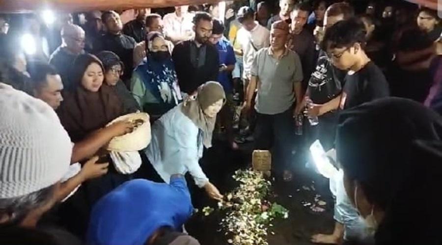 Suasana-pemakaman-Julian-masinis-kereta-api.jpg