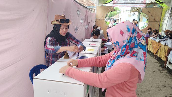 Suasana-pemilihan-di-TPS-08-Kelurahan-Paoman.jpg