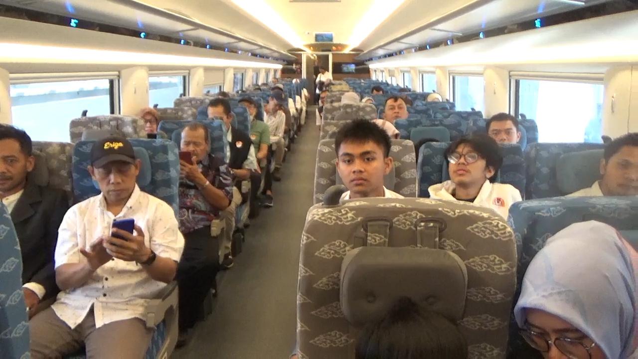 Suasana-penumpang-Kereta-Api-Cepat-Jakarta-Bandung_.jpg