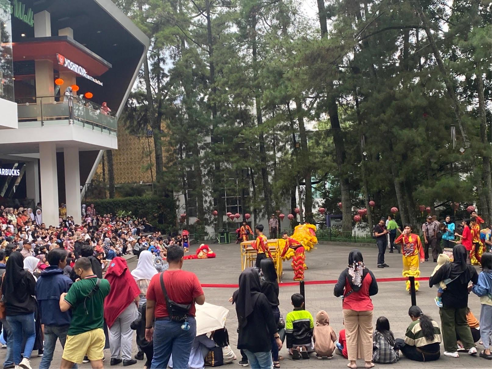 Suasana-pertunjukan-barongsai-di-Cihampelas-Walk-Senin-522024.jpg