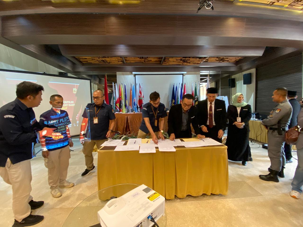 Suasana-rapat-pleno-penetapan-kursi-dan-calon-terpilih-DPRD-KBB.jpg