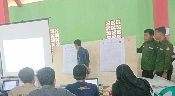 Suasana-rapat-pleno-rekapitulasi-perhitungan-Kabupaten-Pangandaran-Jawa-Barat.jpg