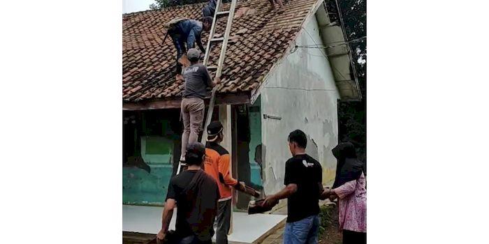Suasana-saat-gotong-royong-orang-tua-sisw-11111.jpg
