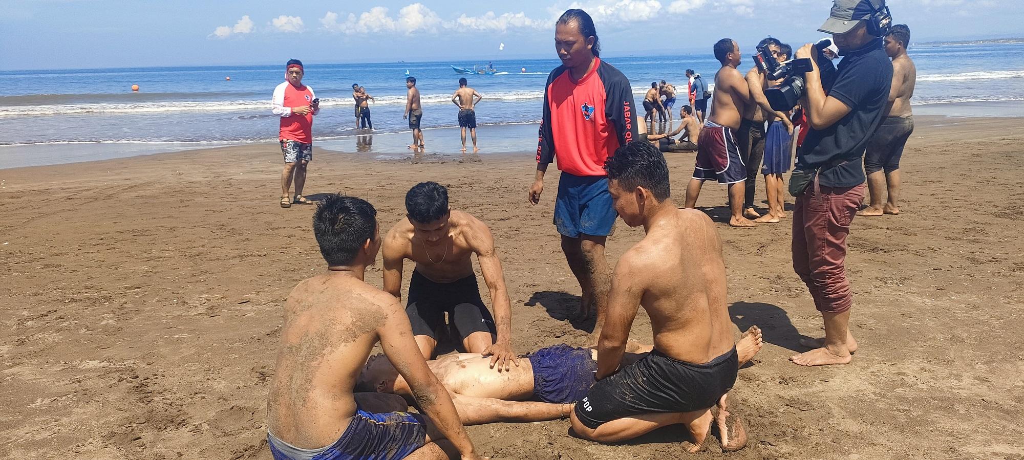 Suasana-saat-peserta-lifeguard-digembleng-di-pantai-barat-Pangandaran.jpg