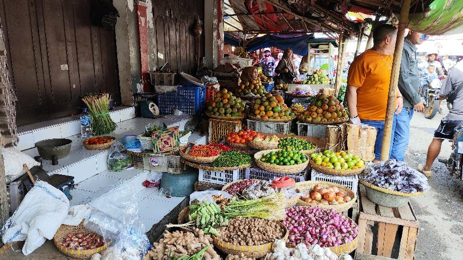 Suasana-salah-satu-kios-pedagang-di-Pasar-Sindangkasih-Kecamatan-Cigasong.jpg