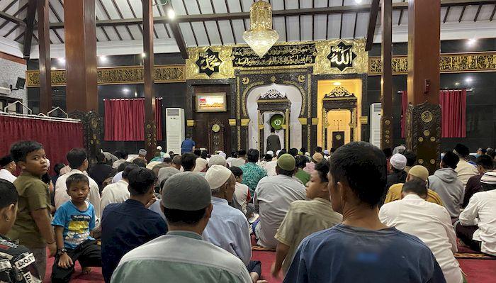 Suasana-salat-tarawih-perdana-Ramadan-2025-di-Masjid-Agung-Indramayu-111.jpg
