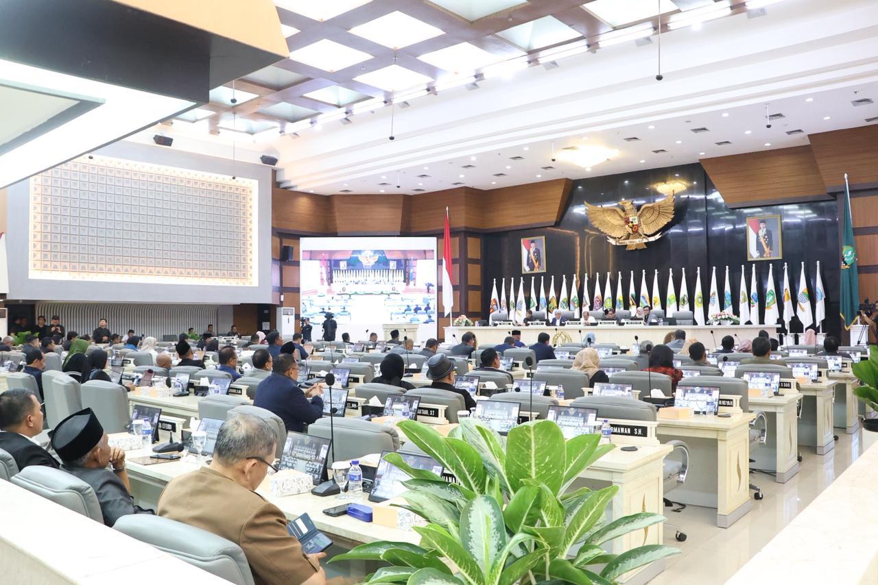Suasana-sidang-paripurna-di-Gedung-DPRD-Jabar-dengan-agenda-pandangan-umum.jpg