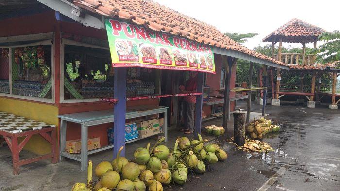 Suasana-warung-nasi-Pucak-Permata-di-Desa-Jemah-Jatigede-Sumedang-Jumat-1722023.jpg