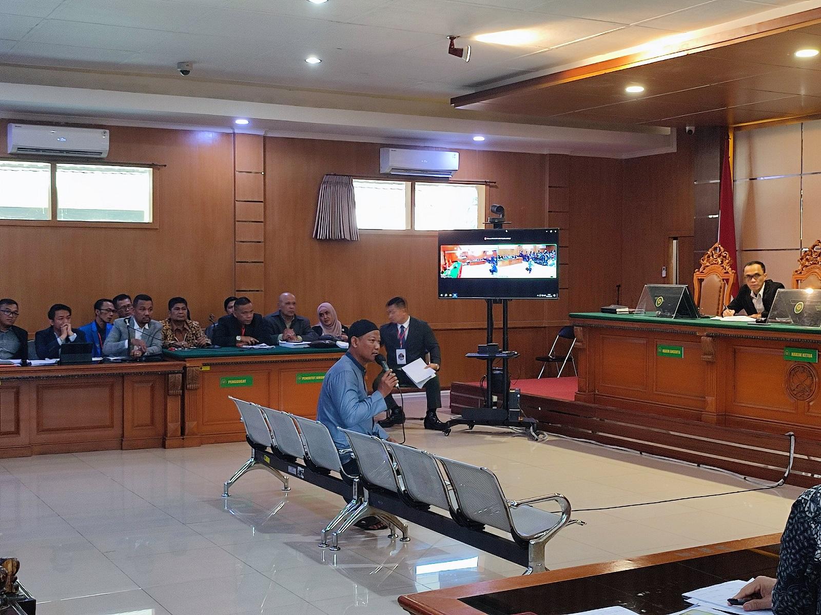 Suharsono-alias-Bondol-salah-satu-saksi-saat-memberikan.jpg