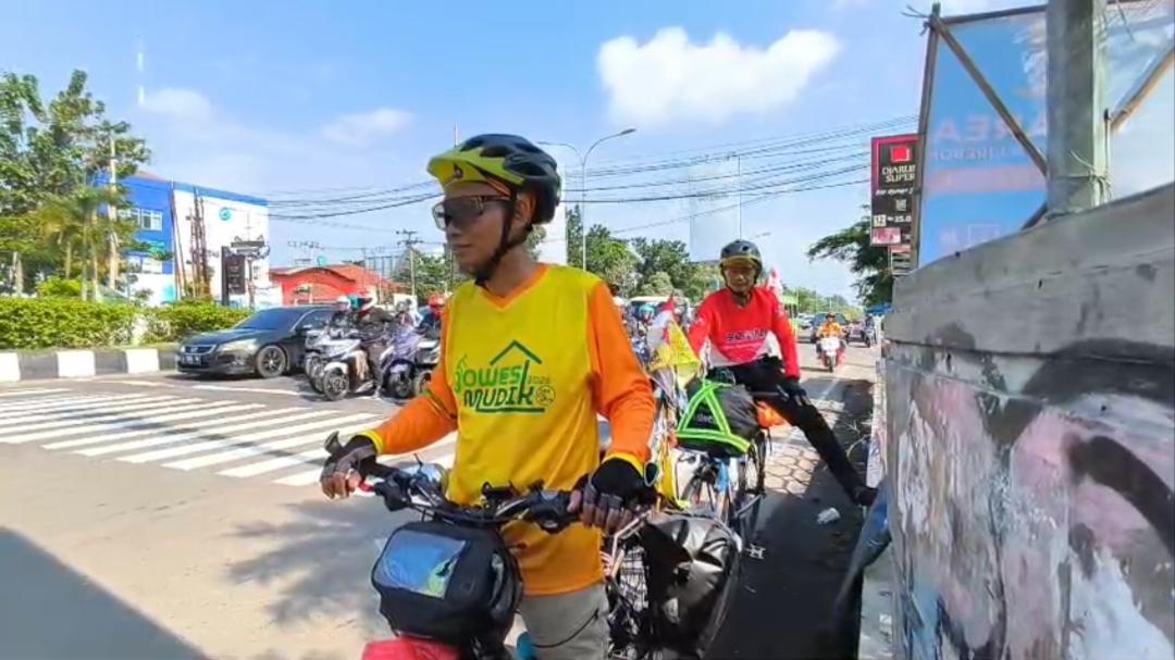 Sunaryo-55-lintasi-Cirebun-untuk-mudik-pakai-sepeda.jpg