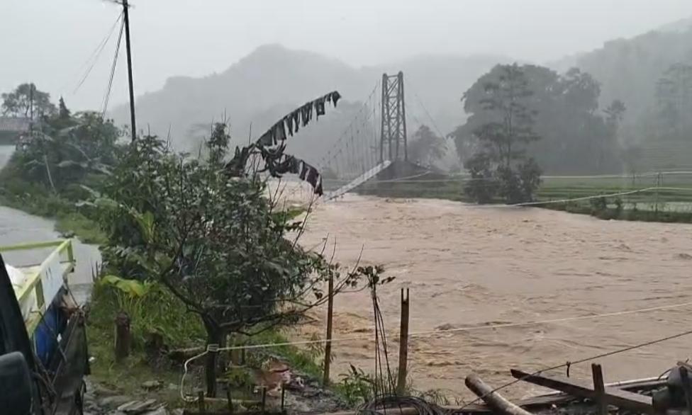 Sungai-Cikaengan-di-Desa-Toblong-garut-meluap.jpg