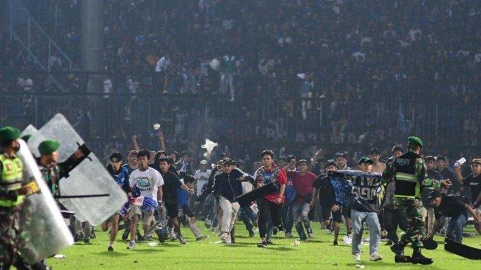 Suporter-Arema-FC-Aremania-turun-ke-lapangan-seusai-laga-Arema-FC-melawan-Persebaya.jpg