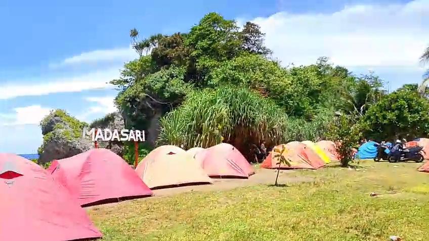 TENDA-PANTAI-madasari.jpg