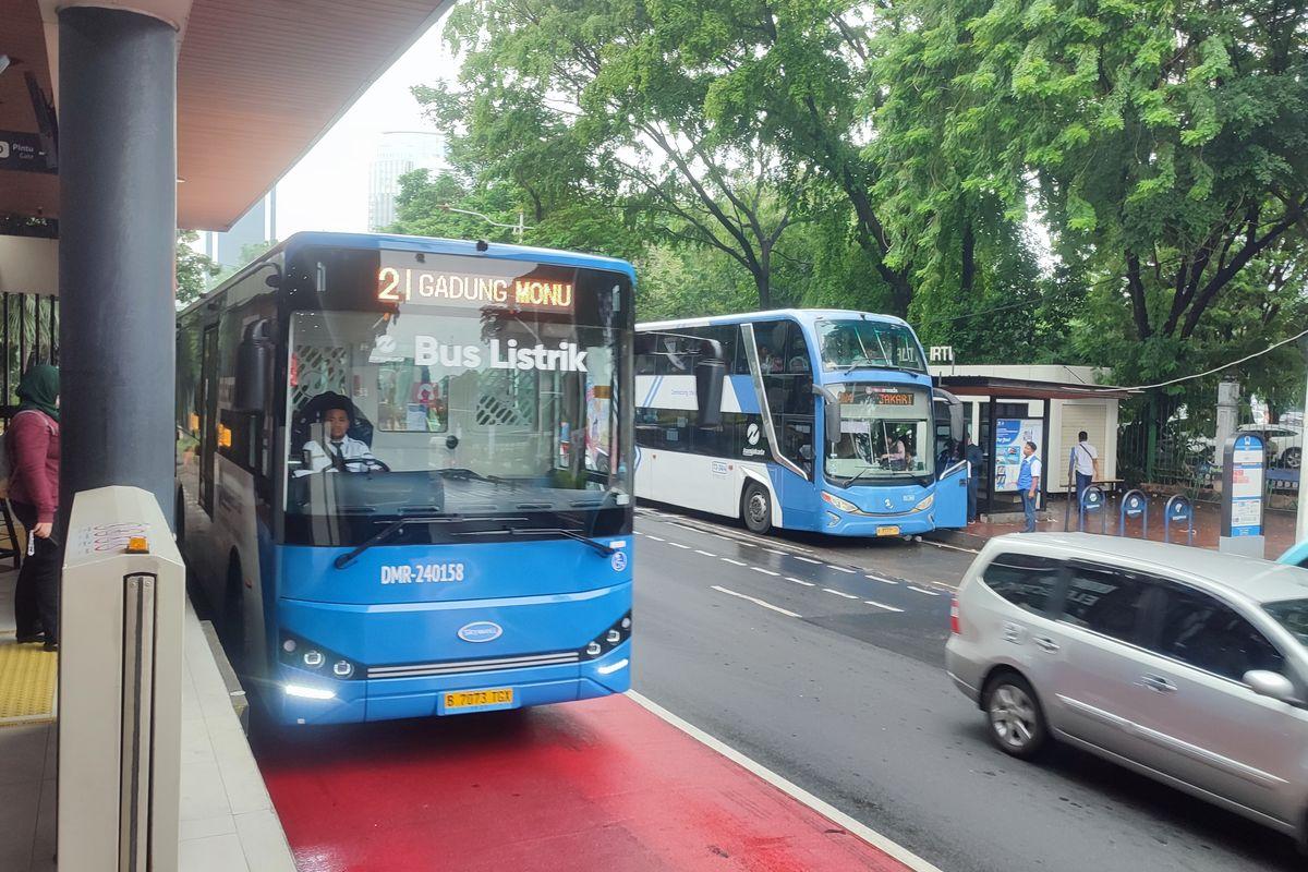 TRANSJAKARTA-DI-HALTE.jpg