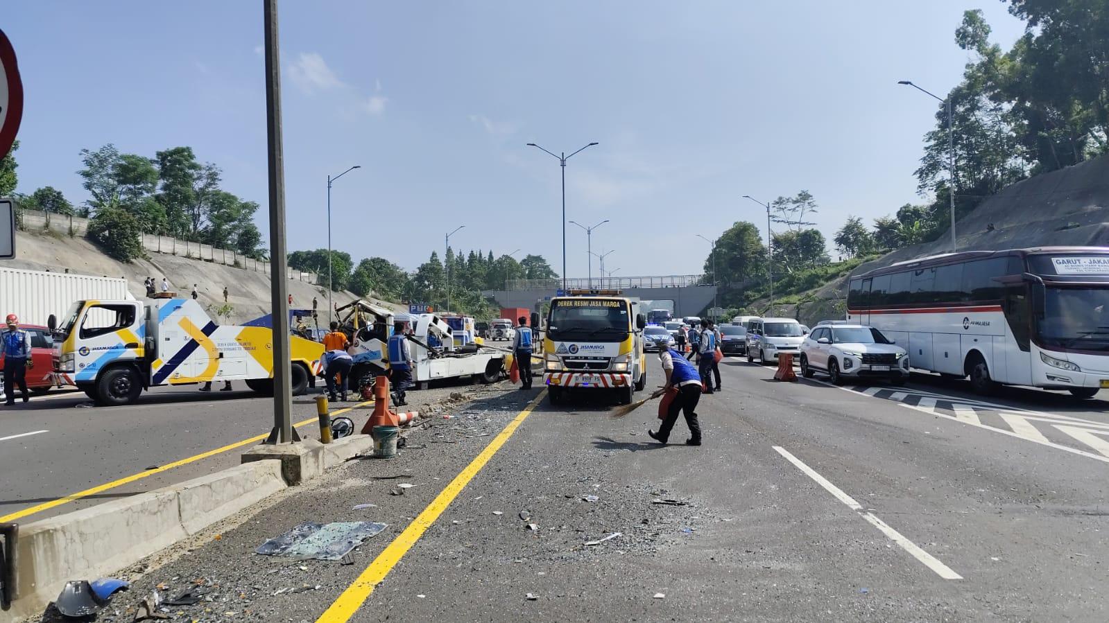 TRUK-derek-kecelakaan-beruntun-di-tol-cipularang.jpg