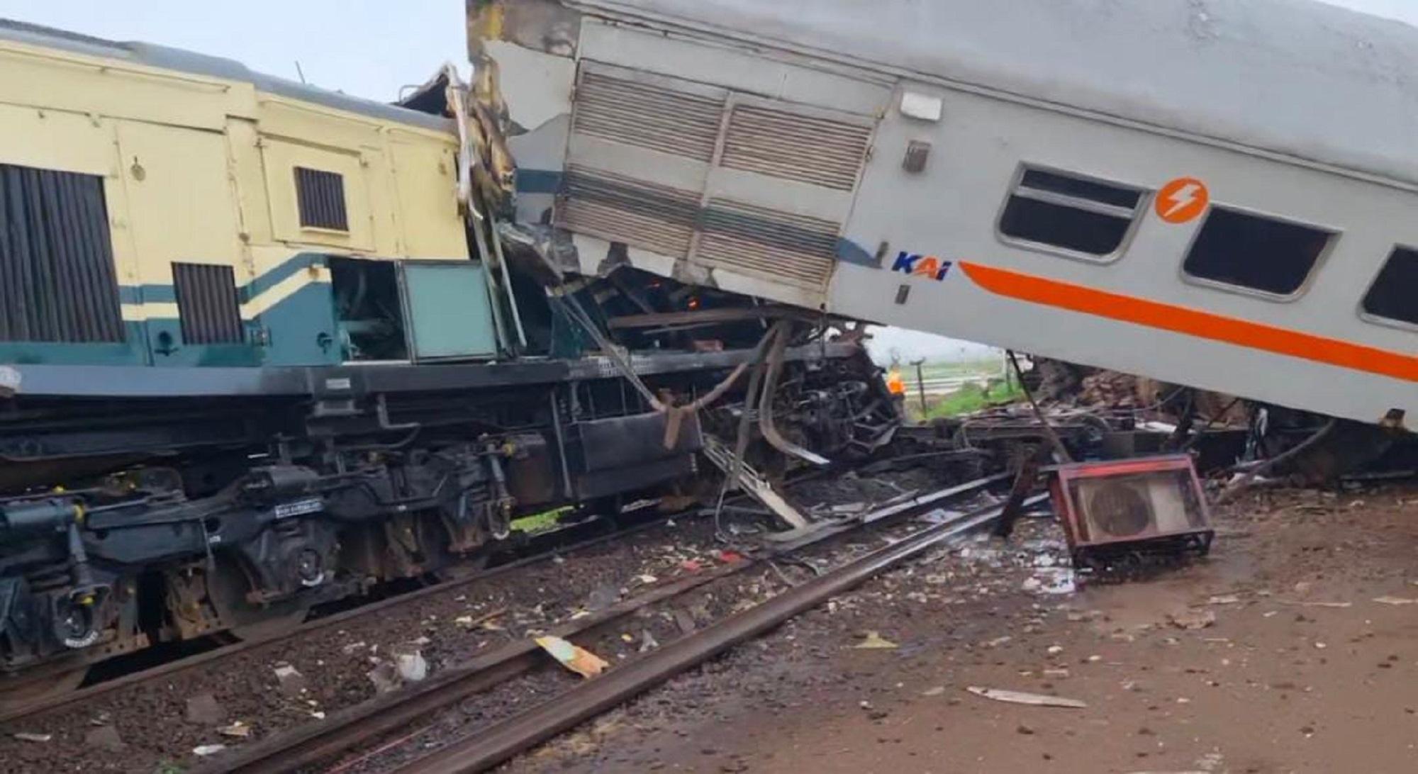 Tabrakan-antar-kereta-api-KA-terjadi-pada-perlintas-KA.jpg