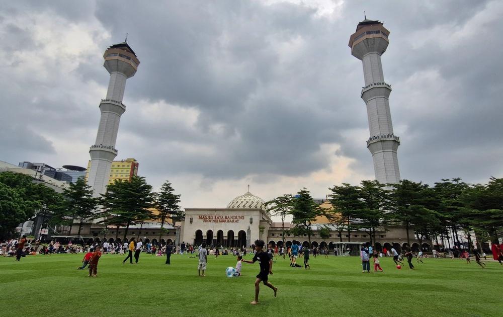 Taman-Alun-alun-Bandung-yang-selesai-direvitalis.jpg