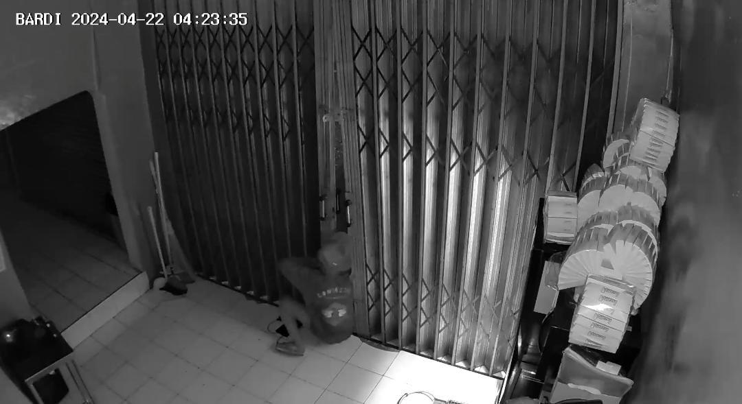 Tangkapan-layar-CCTV-pencuri-membobol-toko-Lazatto.jpg