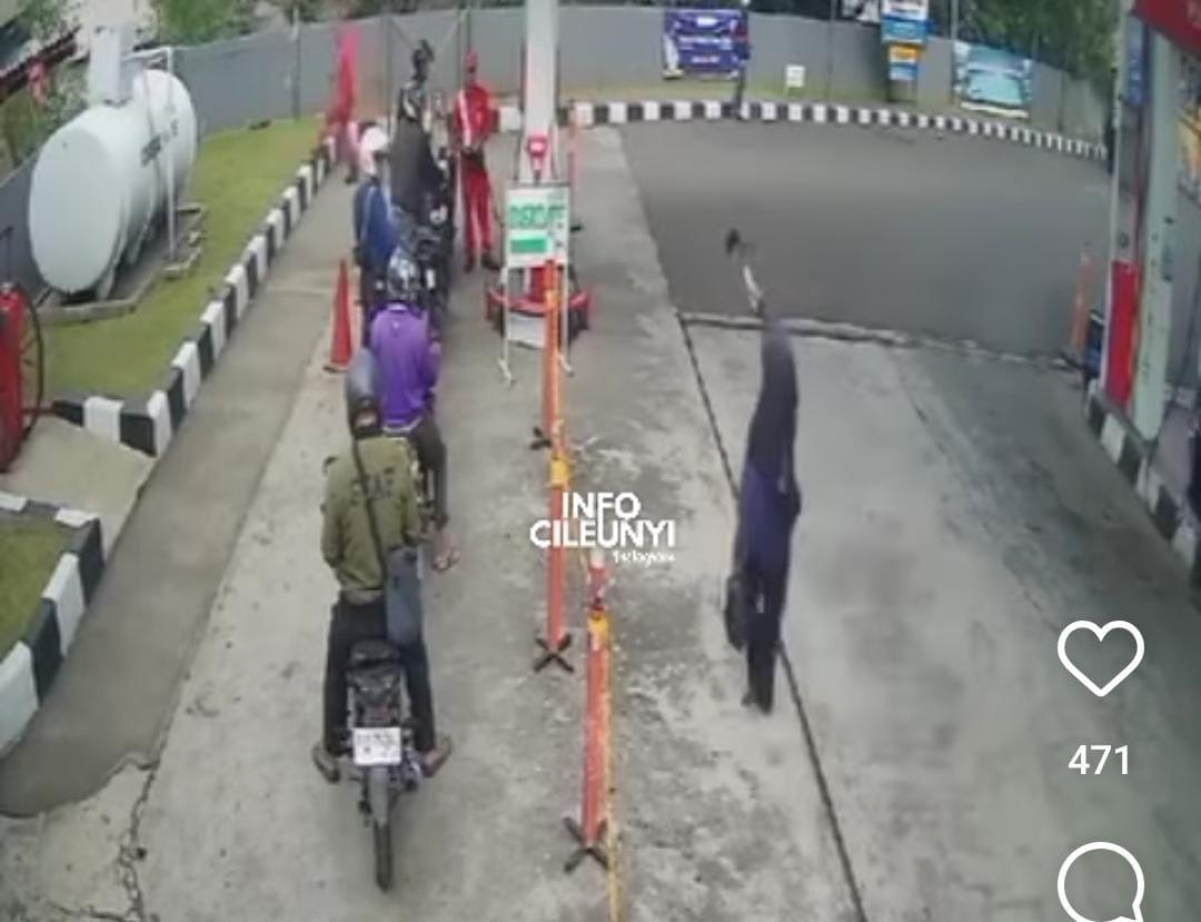 Tangkapan-layar-memperlihatkan-seorang-emak-emak-ngamuk-di-SPBU-Cileunyi.jpg