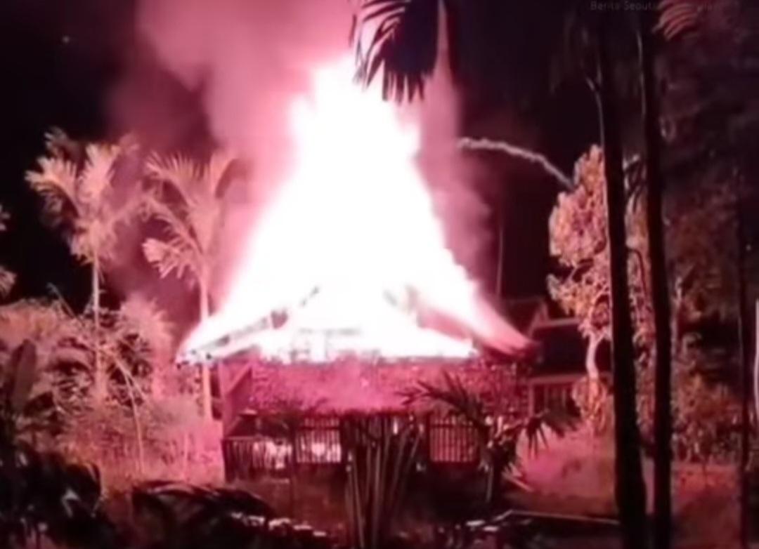 Tangkapan-layar-rekaman-video-rumah-diduga-aliran-sesat-dibakar-di-Tasikmalaya.jpg