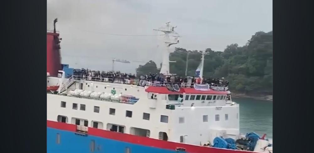Tangkapan-layar-sebuah-video-bernarasi-Bobotoh-naik-kapal-menuju-Lampung.jpg