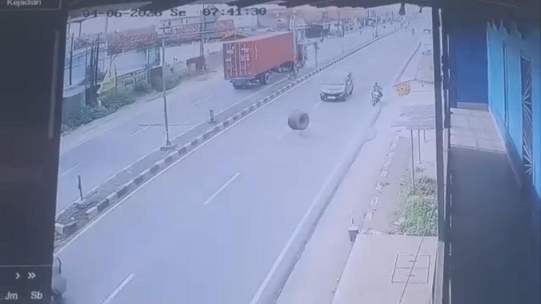 Tangkapan-layar-video-sebuah-ban-truk-berukuran-besar-lepas-di-ruas-jalur-pantura.jpg