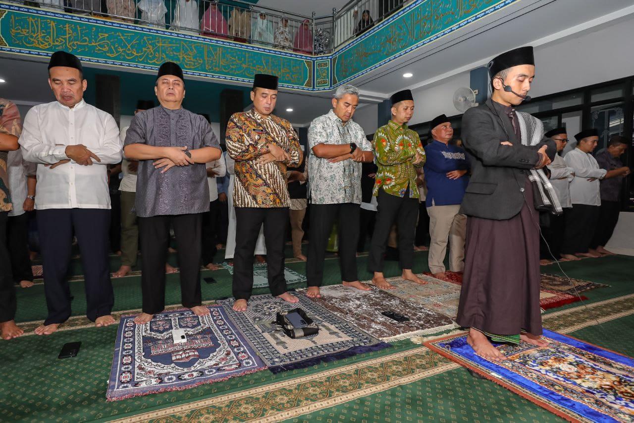 Tarawih-Keliling-di-Masjid-Miftahul-Jannah.jpg