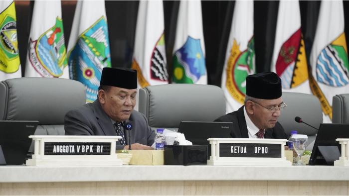 Taufik-Hidayat-saat-memimpin-Rapat-Paripurna-DPRD-Provinsi.jpg
