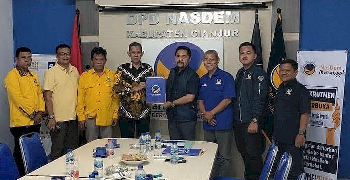 Ketua DPD Golkar Cianjur, Tb Mulyana Syahrudin kembalikan Berkas Pendaftaran Calon Bupati ke Nasdem