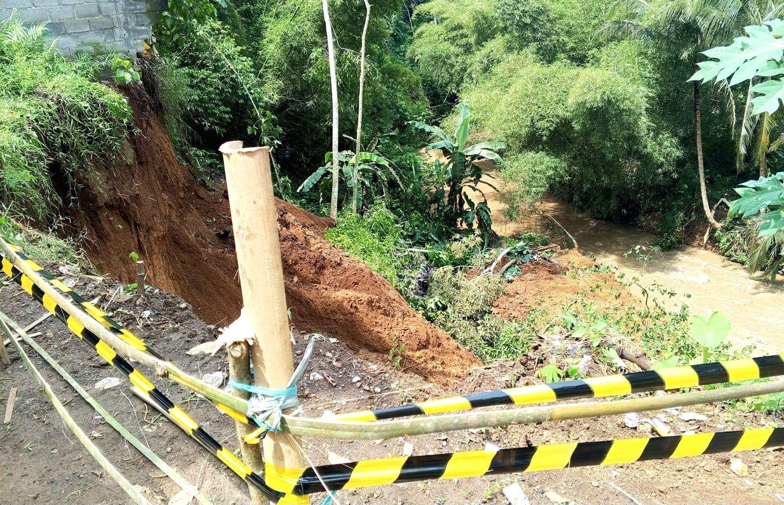 Tebing-setinggi-25-meter-longsor-di-Kampung-Nangoh.jpg