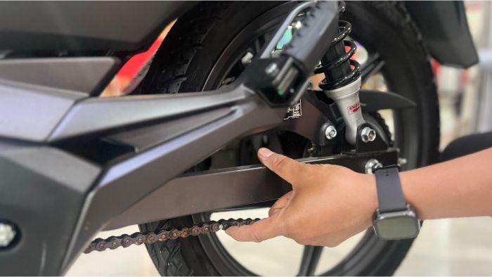 Teknisi-tersertifikasi-AHASS-siap-memastikan-kondisi-gear-set-dan-rantai-sepeda-motor.jpg
