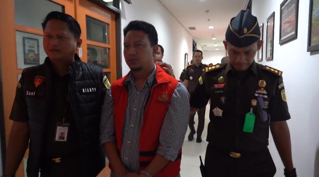 Tersangka-AN-ditahan-Paksa-Kejati-Jabar.jpg