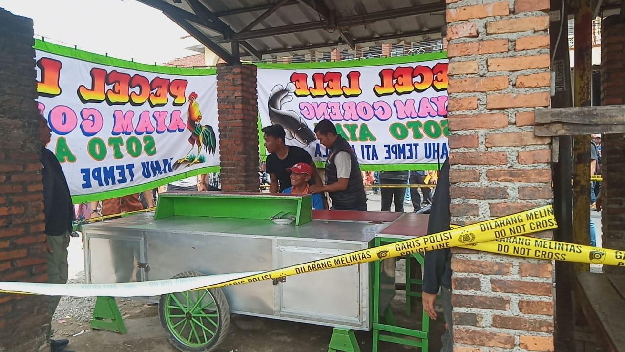 Tersangka-Yosep-saat-menjalani-rekontruksi-di-warung-pecel-lele.jpg